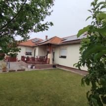 9„Einfamilienhaus mit Photovoltaik in Nagyszentjános – 3 Schlafzimmer, Gästehaus, Garten, Doppelgarage”
