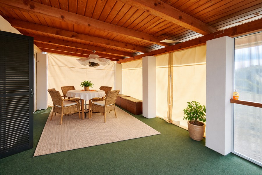 Donau­nahes, ganzjährig bewohnbares Haus mit Wintergarten und Carport in Koppánymonostor