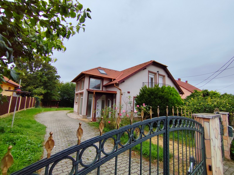 „Zweifamilienhaus mit Panorama, Pagode & Doppelgarage in Győr-Ménfőcsanak”
