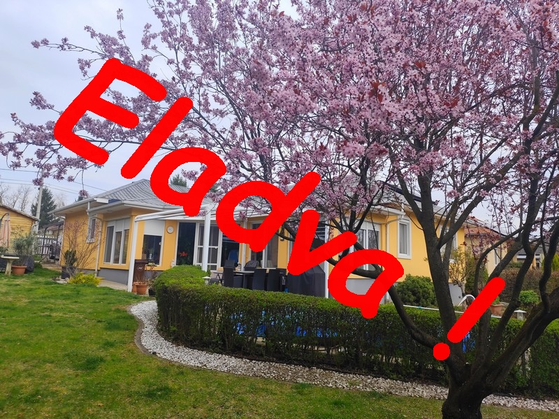 Ruhig gelegenes Einfamilienhaus mit Wintergarten, Pool und Sauna im Villabarát Wohnpark – Győrújbarát-Ungarn