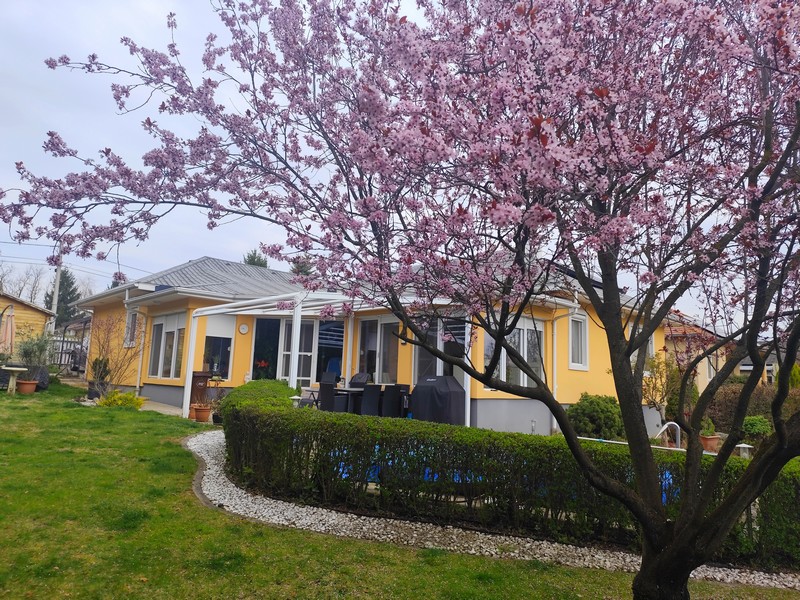 Ruhig gelegenes Einfamilienhaus mit Wintergarten, Pool und Sauna im Villabarát Wohnpark – Győrújbarát-Ungarn