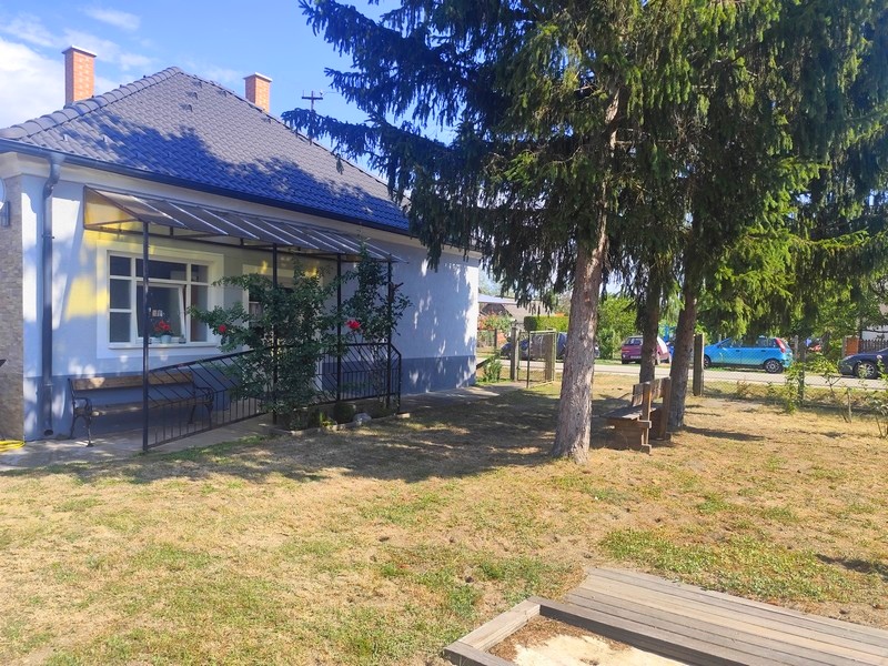 Pásztori, Haus mit großem Garten