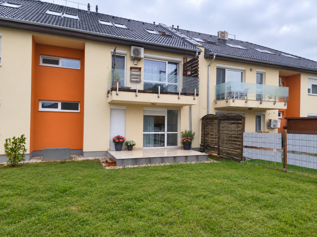 Győrújbarát, Wohnpark Százszorszép – Erdgeschosswohnung mit Garten auf beiden Seiten und Reihenhaus-Feeling
